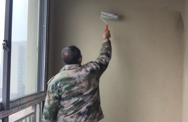 背膠不能刷墻，要刷就刷粵固墻面砂漿固合膠！